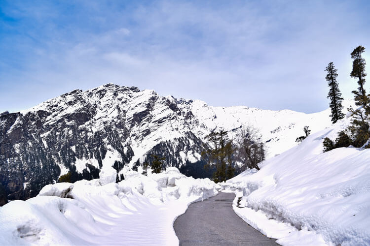 Amazing Kullu And Manali Volvo Tour Package (4 Nights/5 Days)